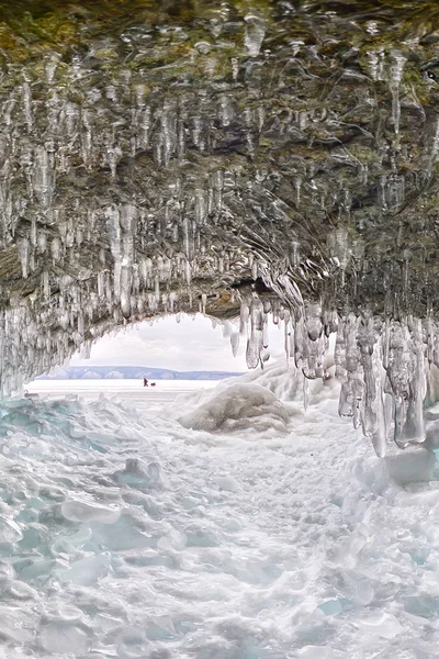 Grotte de la grotte de glace sur l'île Olkhon, lac Baïkal, couverte de glaçons — Photo