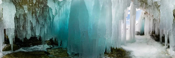Grotte de la grotte Blue Ice sur l'île Olkhon, lac Baïkal, couverte de glaçons. Panorama cylindrique 360 — Photo