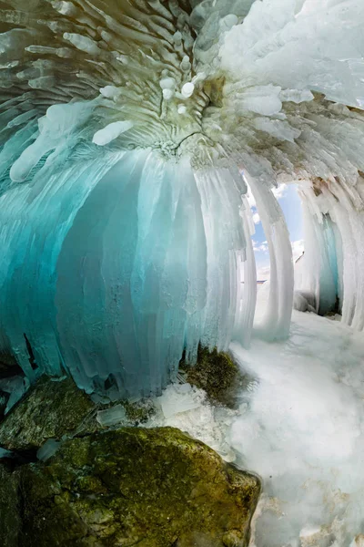 Синій льоду печера грот на Olkhon острові, озеро Байкал, покриті бурульки — стокове фото
