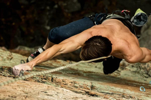 Rock climber climbs on a cliff on a rope, top view — Stock Photo, Image