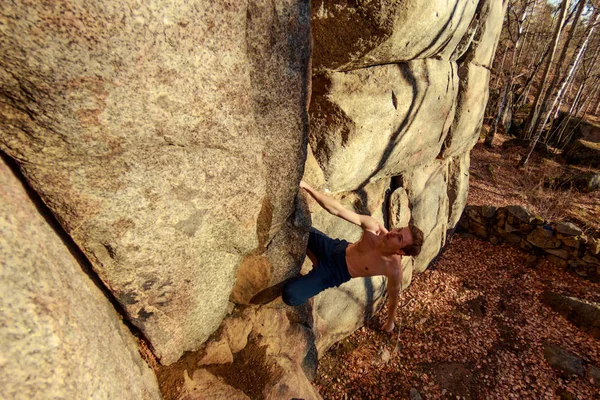 Rock climber climbs a boulder over a rock without insurance — Stock Photo, Image