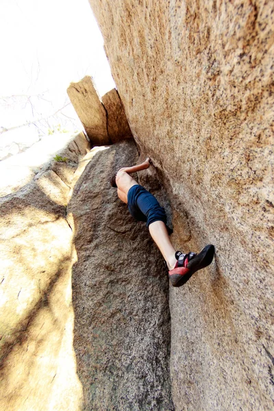 Rock climber climbs a boulder over a rock without insurance — Stock Photo, Image