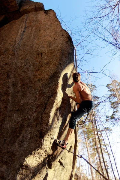 Rock climber climbs a boulder over a rock without insurance — Stock Photo, Image