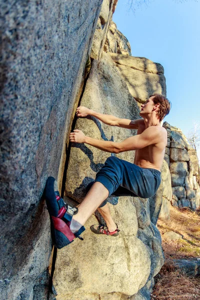 Sigortası olmayan bir kaya üzerinde bir kaya rrock ayakkabı close-up bir dağcı tırmanıyor — Stok fotoğraf