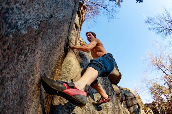 Rrock schoen close-up van het met een bergbeklimmer klimt een rotsblok over een rots zonder verzekering — Stockfoto