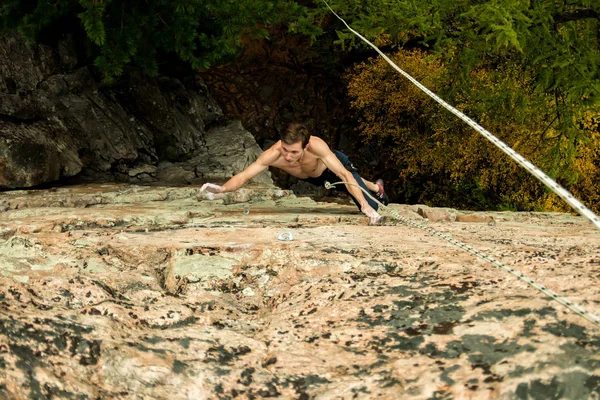 Rock climber climbs on a cliff on a rope, top view — Stock Photo, Image