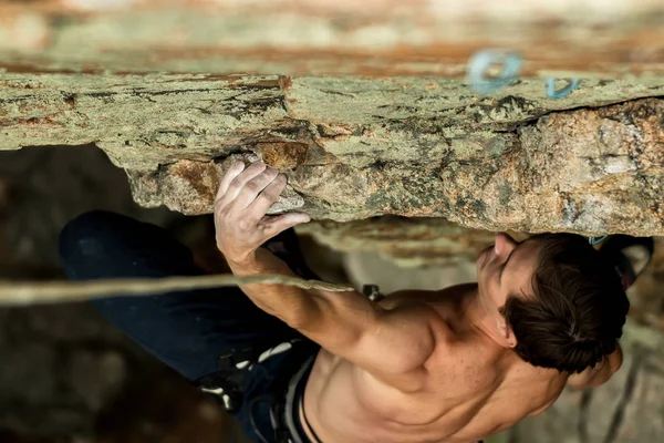 Rock climber climbs on a cliff on a rope, top view — Stock Photo, Image