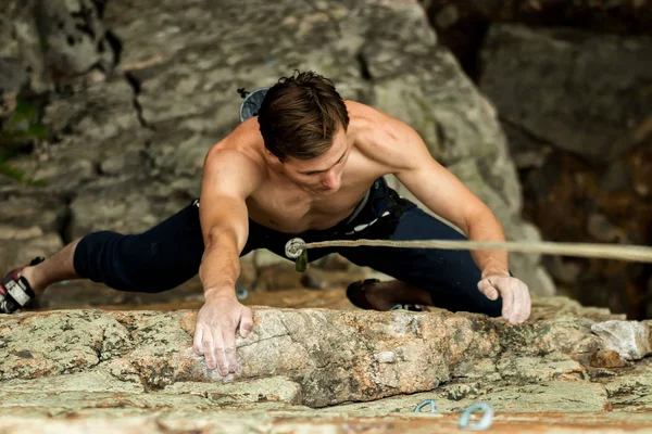 Ροκ ορειβάτης ανεβαίνει σε ένα βράχο σε ένα σχοινί, το top view — Φωτογραφία Αρχείου
