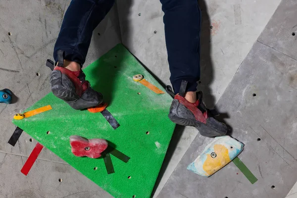 Chaussure rocheuse sur un minuscule, maigre piège se tient avec le bout de la chaussette en gros plan sur le mur d'escalade dans la chambre — Photo