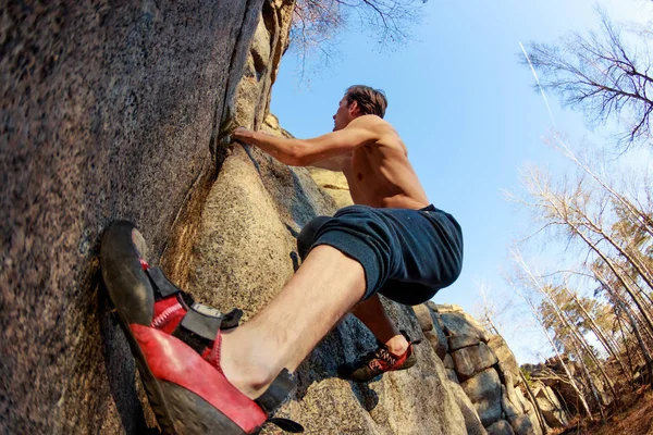 Rrock obuwia zbliżenie arywista wspina się głaz nad skały, bez ubezpieczenia — Zdjęcie stockowe