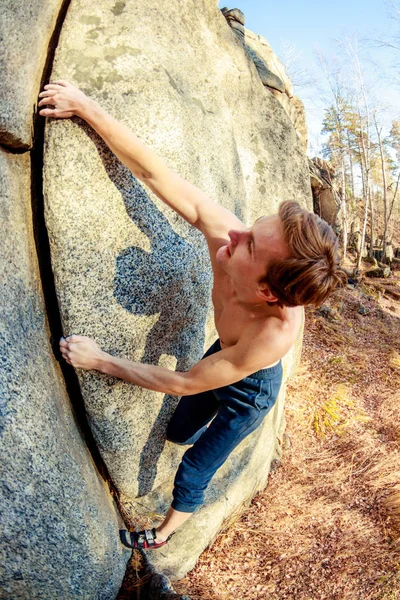 Rock klimmer klimt een rotsblok over een rots zonder verzekering — Stockfoto
