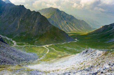 Manzara nehir bir dağ vadi yaz aylarında bulutlarda akar