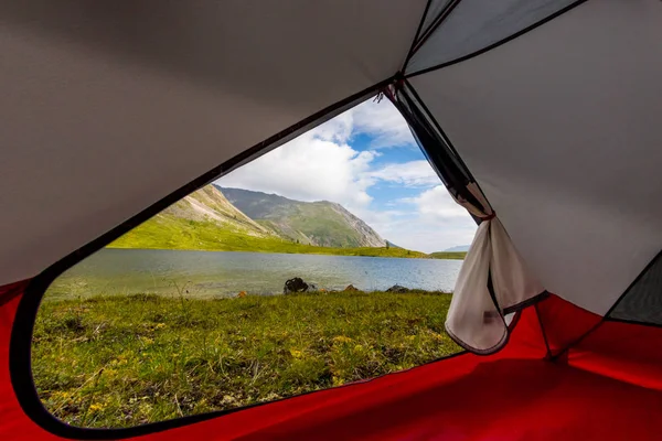 Vue de l'intérieur de la tente depuis les montagnes et le lac en été — Photo