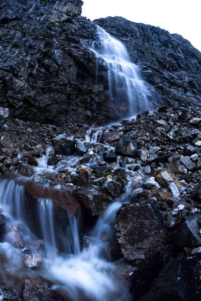 Büyük dağ şelale peyzaj uzun pozlama akşam karanlık ıslak kayaların üzerinde dağlarda — Stok fotoğraf