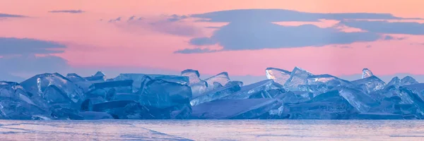 Blauwe toros van Baikal tegen de achtergrond van de roze hemel van de dageraad en paars wolken. Breed panorama — Stockfoto