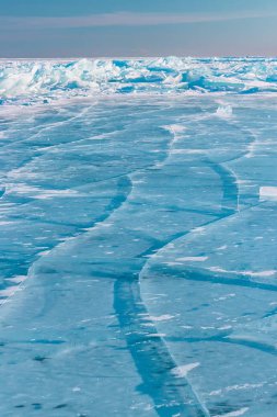 Çatlaklar ve Tepecik Deniz Baykal in Blue Ice kaplı