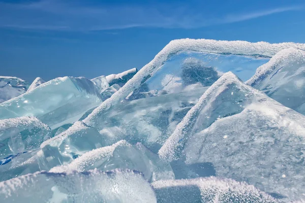 青空と霧氷で覆われている透明なバイカル トロス — ストック写真