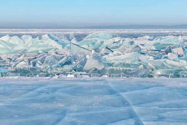 Blauw ijs van het Baikalmeer bedekt met scheuren en hummocks — Stockfoto