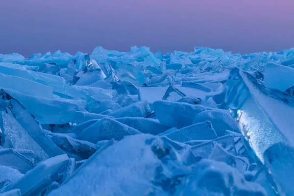 Blue Lake Baikal hummocks al atardecer sobre un fondo de cielo rosa —  Fotos de Stock