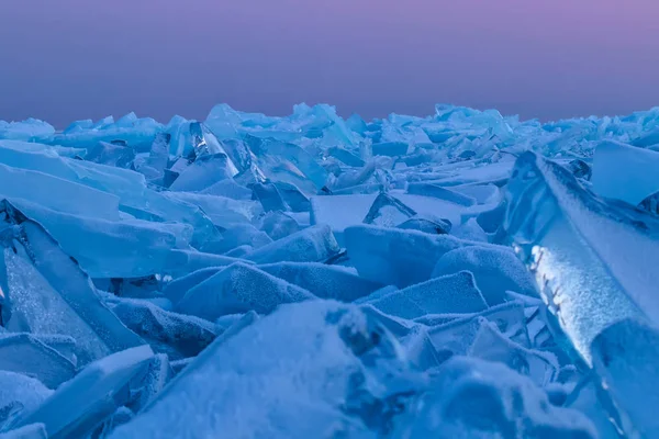 Blue Lake Baikal kępach o zachodzie słońca na tle nieba różowy — Zdjęcie stockowe