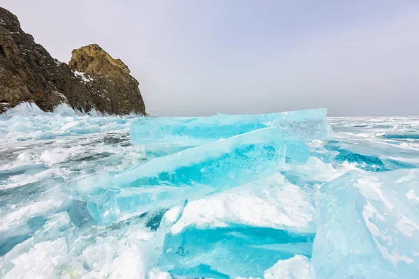 Cape Khoboy rock Lake Baikal, Olkhon szigeten jég hummocks téli, Oroszország, Szibéria — Stock Fotó