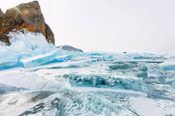 Roche du cap Khoboy sur l'île Olkhon, lac Baïkal, hummocks de glace en hiver, Russie, Sibérie — Photo