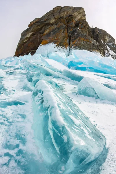 Cabo Khoboy roca en la isla de Olkhon, lago Baikal, hummocas de hielo en invierno, Rusia, Siberia —  Fotos de Stock