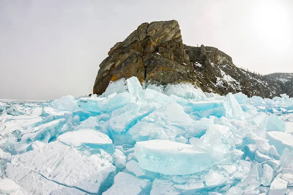 Cape Khoboy rock na Ilha Olkhon, Lago Baikal, hummocks de gelo no inverno, Rússia, Sibéria — Fotografia de Stock