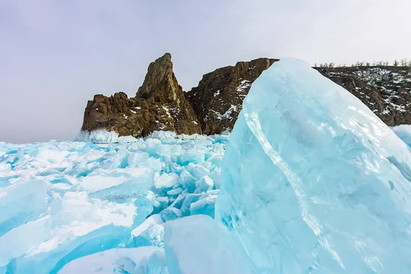 Cabo Khoboy roca en la isla de Olkhon, lago Baikal, hummocas de hielo en invierno, Rusia, Siberia — Foto de Stock
