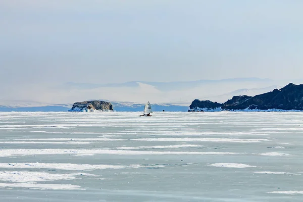 冬霧の朝を離れてでモンゴルへバック グラウンドでバイカル湖氷上氷ボートします。 — ストック写真