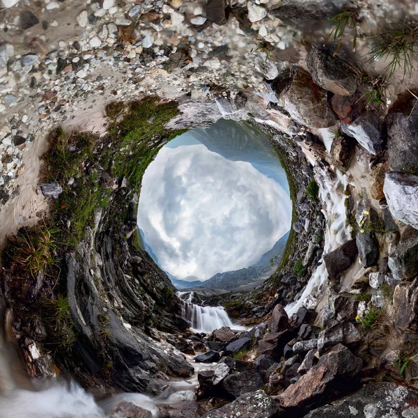 Montagne cours d'eau cascade par temps pluvieux brumeux dans la vallée. Petite planète 360 — Photo