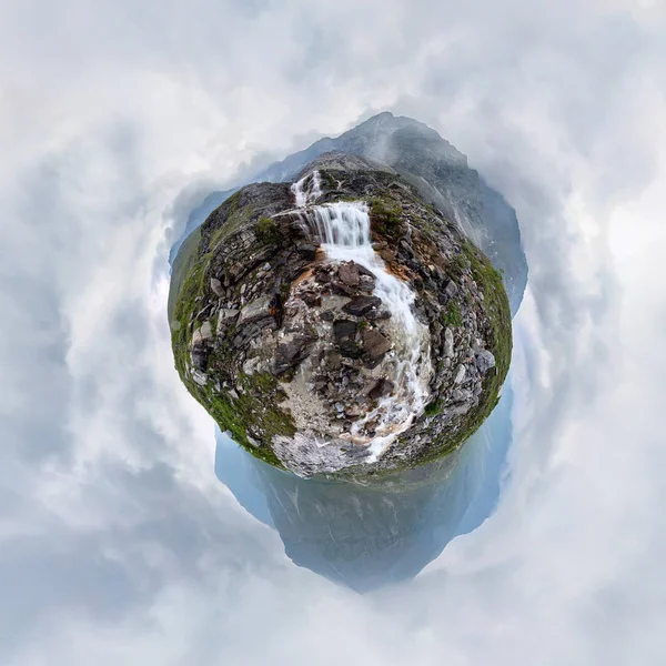 Cachoeira de montanha em tempo chuvoso nebuloso no vale. Pequeno pequeno planeta 360 — Fotografia de Stock
