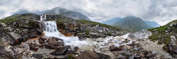 Cachoeira montanha córrego em tempo chuvoso nebuloso nas flores do vale. Panorama cilíndrico 360 — Fotografia de Stock