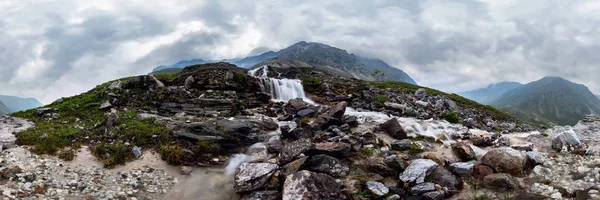 Cachoeira montanha córrego em tempo chuvoso nebuloso nas flores do vale. Panorama cilíndrico 360 — Fotografia de Stock