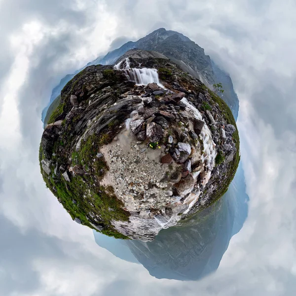 Cascata di montagna ruscello in nebbioso tempo piovoso nella valle. Piccolo piccolo pianeta 360 — Foto Stock