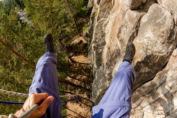 Ορειβάτες στα πόδια που κρέμεται από ένα σκοινί σε ένα λουρί, προβολή πρώτου προσώπου από την κορυφή προς τα κάτω — Φωτογραφία Αρχείου