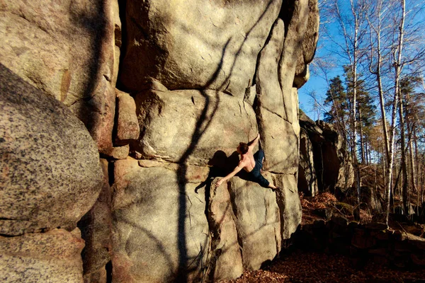 Escalador de rocha sobe uma pedra sobre uma rocha sem seguro — Fotografia de Stock