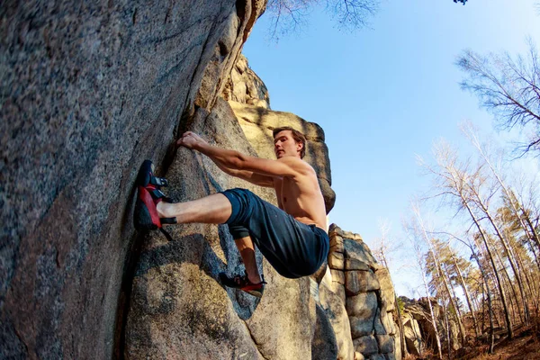 Rock shoe close-up of a rock climber climbs a boulder over a rock without insurance — Stock Photo, Image