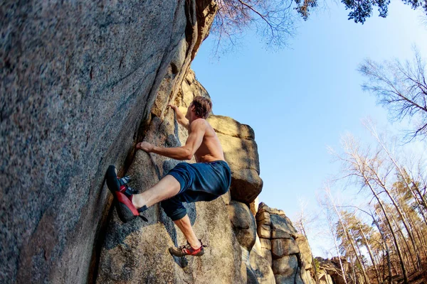 Rock shoe close-up of a rock climber climbs a boulder over a rock without insurance — Stock Photo, Image