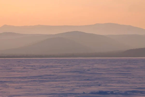 Πανόραμα Χειμερινό βουνό, misty λόφους κορυφές βουνών σε ροζ αυγή — Φωτογραφία Αρχείου