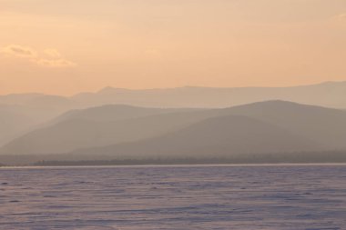 Panorama kış dağ, puslu dağ başında pembe şafak tepeler.