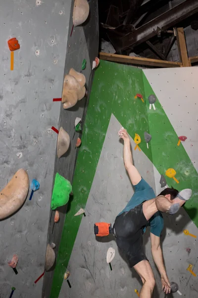Kletterer stürzt in Boulderhalle von Wand — Stockfoto