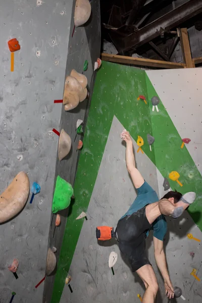 Escalade tombe du mur dans la salle des rochers — Photo