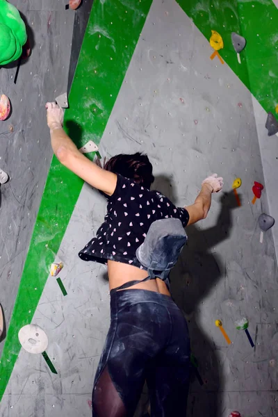 Альпинистка падает со стены в валунном зале — стоковое фото