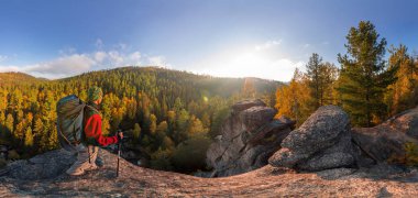 Backpacker bir kaya üzerine düşmek şafak panorama adlı