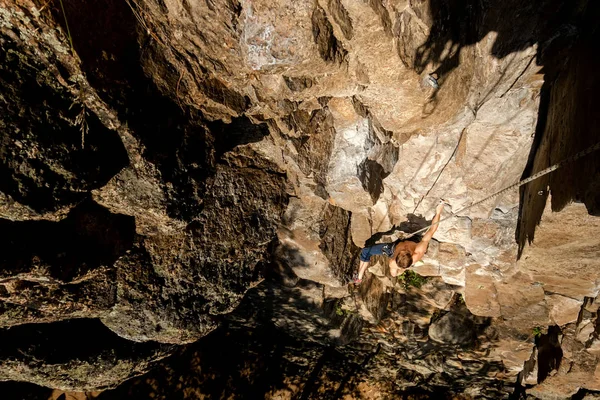 Climber Extreme üst sigorta ile bir ip üzerinde bir kaya tırmanıyor, yukarıdan üst görünümü — Stok fotoğraf