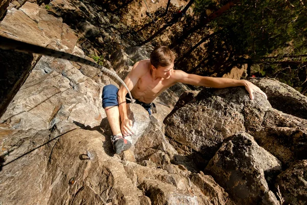 Climber Extreme climbs a rock on a rope with the top insurance, top view from above — Stock Photo, Image