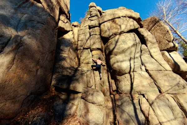 Rock climber climbs a boulder over a rock without insurance — Stock Photo, Image