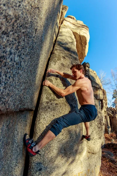 Rock climber climbs a boulder over a rock without insurance — Stock Photo, Image