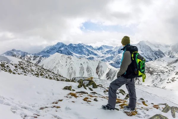 雪山の高いバックパッカーの男。山を背景にした登山家の肖像 — ストック写真